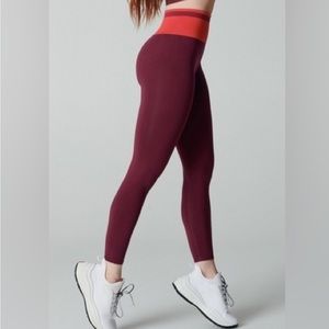 FABLETICS Red Maroon Crimson Leggings Sz L - workout, high-waist, super cute!